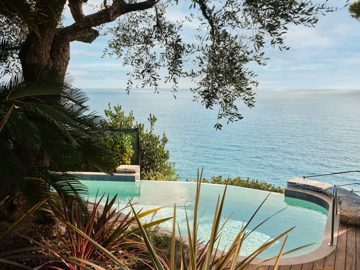 The infinity pool above the sea at Ligurian Love